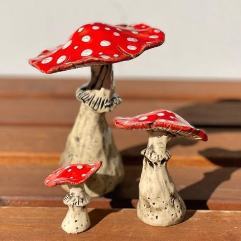 Pottery Mushrooms, Ceramic Mushrooms, Clay Mushrooms, Mushroom Crafts, Diy Air Dry Clay, Sculpture Art Clay, Diy Ceramic, Garden Pottery, Cerámica Ideas