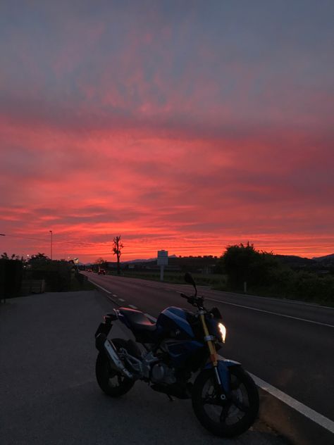 Sunset Motorcycle, Moto Aesthetic, Motorbikes Women, Motocross Love, Bike Aesthetic, Motorcycle Aesthetic, Bike Photography, Sunset Pictures, Car Wallpapers