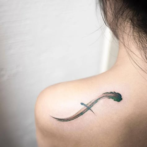 F Hole shaped brush strokes on the left shoulder blade. Small Music Tattoos For Women, Treble Clef Tattoos, Korean Style Tattoo, Blade Tattoos For Women, Hongdam Tattoo, Shoulder Blade Tattoos For Women, Asian Tattoo Ideas, Shoulder Blade Tattoos, Nice Tattoo Ideas