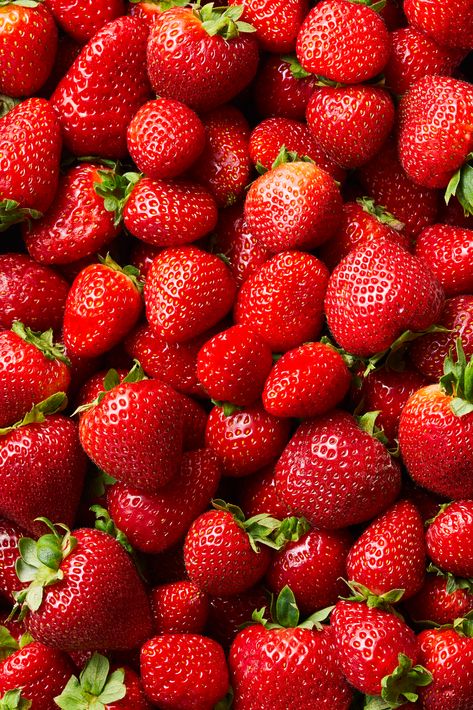 When strawberry season is in full swing, there’s nothing better than sinking your teeth into the juicy red berries morning, noon, and night. We’ve rounded up our best strawberry recipes to satisfy all your summer berry cravings no matter what time of day you’re ready to munch. From filling breakfast bowls to scrumptious salads and delectable desserts, these healthy dishes are easy to whip up when your belly’s rumbling. Best Strawberry Recipes, Strawberry Dishes, Fresh Strawberry Recipes, Spring Drink, Morning Noon And Night, Cherry Ice Cream, Starch Solution, Ice Cream Cupcakes, Strawberry Dessert Recipes