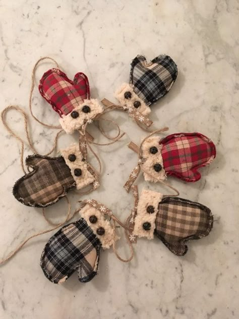 Mitten garland, Soft flannel ornament, Rustic Primitive, Christmas decoration, Winter decoration, Christmas, Winter, Primitive decor Mitten Garland, Rustic Christmas Ornaments, Navidad Diy, Rustic Christmas Tree, Primitive Crafts, Primitive Christmas, Primitive Decor, Christmas Sewing, Winter Crafts