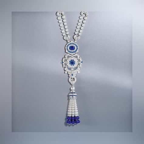 Van Cleef & Arpels on Instagram: "Meet the Pompon Margaret long necklace watch! Made up of rows of cultured pearls, jewelry motifs and a fluid tassel, this long necklace reveals a 6.19-carat Sri Lankan sapphire at its heart, in a well-proportioned cushion cut. Inspired by the fashion of the 20s and 70s, this long necklace is suffused with movement and femininity. #VCAPompon #VCAHighJewelry #VanCleefArpels" Cleef And Arpels Jewelry, Jewelry Motifs, Van Cleef And Arpels Jewelry, Art Jewelry Design, Pearls Jewelry, Diamond Pendant Sets, Jewelry Design Drawing, Van Cleef And Arpels, Jewellery Sketches