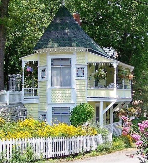 Eureka Springs, AR Isn`t this tiny victorian house lovely?! :) Small Victorian Home Exterior, Tiny Cottage Exterior, Pink Cottages, Dollhouse Exterior, Beachy Cottage, Witchy Cottage, Woodland Retreat, Eureka Springs Ar, Cute Cottages