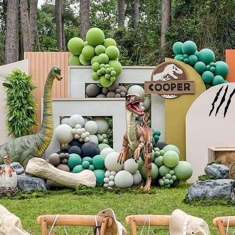 MODERN EVENT DECOR & BALLOONS on Instagram: "🦕ROAR cooper is 3! 🦖 Such a fun theme to style. Love it all! The layers, textures, colors and the life like animals. . . Beautiful dino props @overthetoppartyevents Event planning & styling | @wowmyparty . . #kidsparty #kidspartyideas #luxekidsparties #kidspartyplanner #kidspartydecorations #kidspartydecor #kidsparty #houstoneventstylist #kidsevents #kidseventstyling #eventstyling #eventstylist #eventdesign #eventdesigner #houstonparty #houston World Themed Party, Modern Event Decor, Fête Jurassic Park, Dino Decorations, Jurassic Park Birthday Party, Jurassic Park Party, Dinosaur Birthday Theme, Jurassic Park Birthday, Decor Balloons