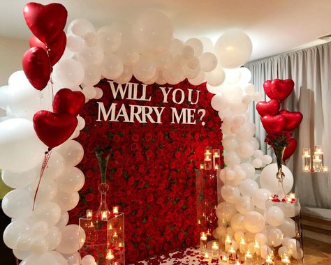 Red flower wall proposal white balloons White Balloons Wedding, Proposal Ideas At Home, Wedding Proposal Ideas Engagement, Red Flower Wall, Surprise Proposal Pictures, Cute Proposal Ideas, Engagement Balloons, Wake Ideas, Romantic Proposal