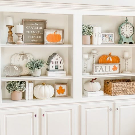 Fall Shelf Decor Ideas, Fall Bookshelf Decor, Decorating Built Ins, Fall Bookshelf, Fall Shelf Decor, Built In Shelves Living Room, Kitchen Shelf Decor, Shelf Decor Living Room, Decorating Bookshelves