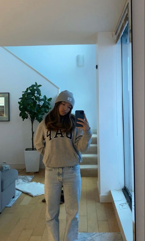 Gray Gap Hoodie Outfit, Grey Gap Zip Up Outfit, Outfits With Grey Jacket, Outfits With Grey Hoodie, Grey Gap Hoodie Outfit, Light Grey Hoodie Outfit, Gray Hoodie Outfit Aesthetic, Gap Hoodie Outfit Woman, Gap Hoodie Aesthetic