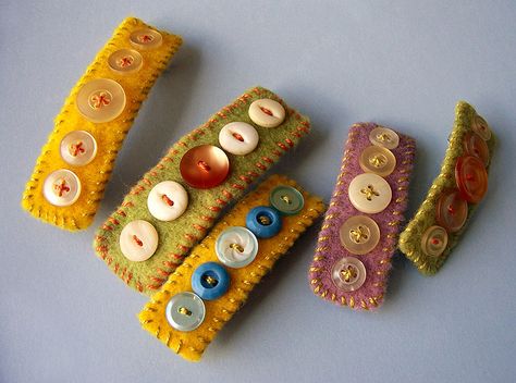 Barrette Crafts, Button Barrettes, Diy Barrettes, Felt Needling, Operation Shoebox, Easy Diy Gifts, Sewing Lessons, Button Jewelry, Button Crafts