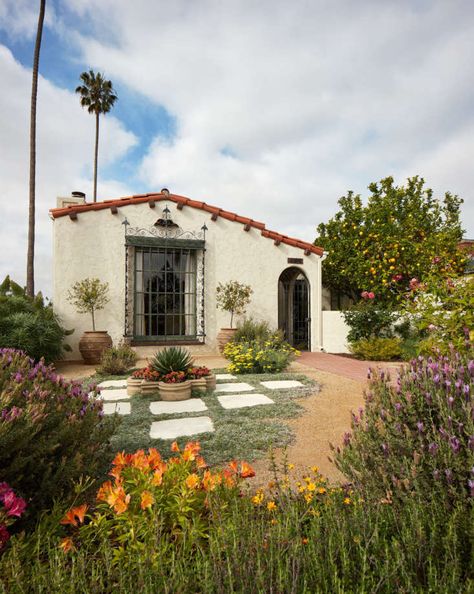 Mediterranean Front Yard, Spanish Landscaping, Spanish Exterior, Front Yards Curb Appeal, Spanish Bungalow, Mediterranean Style Homes, Front Yard Design, Mediterranean Landscaping, Spanish Architecture