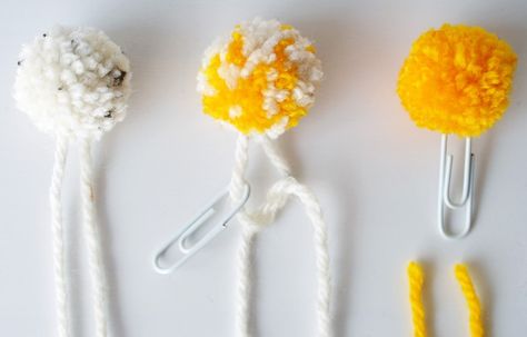 DIY POM POM BOOKMARKS - Motte Pom Pom Paper, Pom Pom Tree, Summer Fair, Diy Pom Pom, How To Make A Pom Pom, Felt Balls, Felt Ball, The Grim, Coordinating Colors