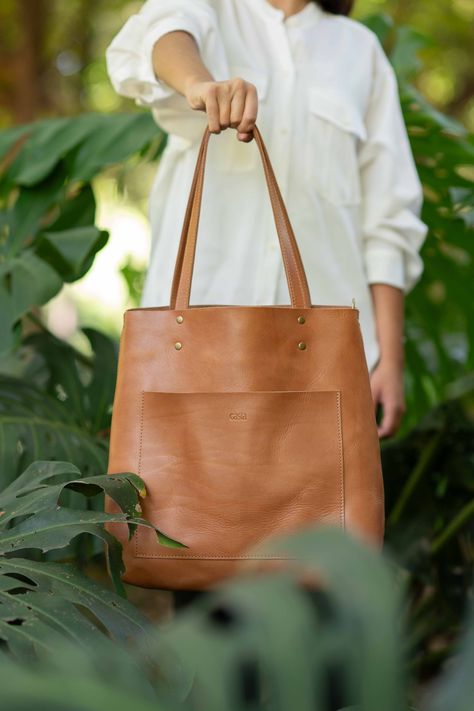 Diy Leather Tote, Bag Photoshoot, Full Grain Leather Bag, Handmade Leather Bags, Leather Tote Bag Women, Leather Ideas, Cowhide Bag, Natural Pigments, Bag Obsession