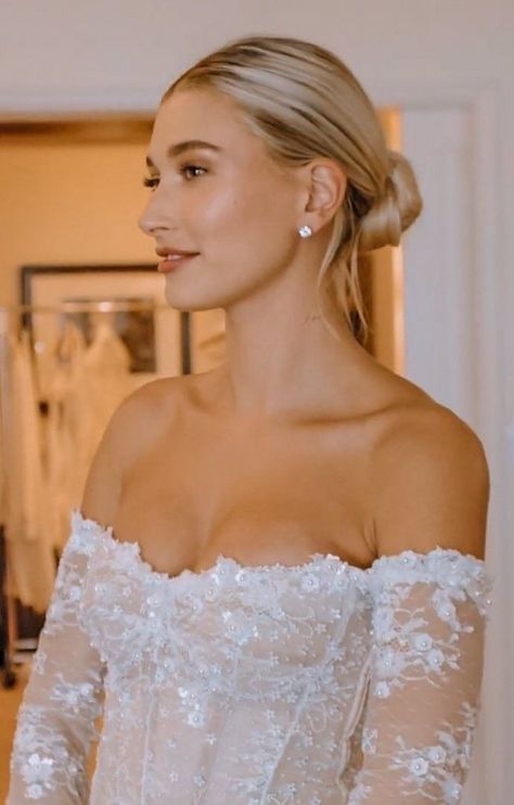 Hailey Bieber Wedding Hair, Low Bun Bridal Hair, Blonde Bridal Hair, Bieber Wedding, Hailey Bieber Wedding, Low Bun Wedding Hair, Wedding Hair Up, Bridal Hair Updo, Braut Make-up