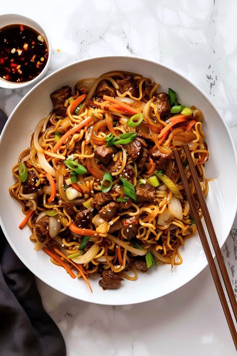 Skip takeout and make tasty beef chow mein at home! This savory noodle stir-fry is quick, easy, and brings the Chinese restaurant into your kitchen. Flank Steak And Noodles Recipes, Noom Foods, Dinner Ideas For Tonight, Asian Entrees, Beef Noodle Stir Fry, Chipotle Pasta, Beef Chow Mein, Chinese Beef, Island Recipes