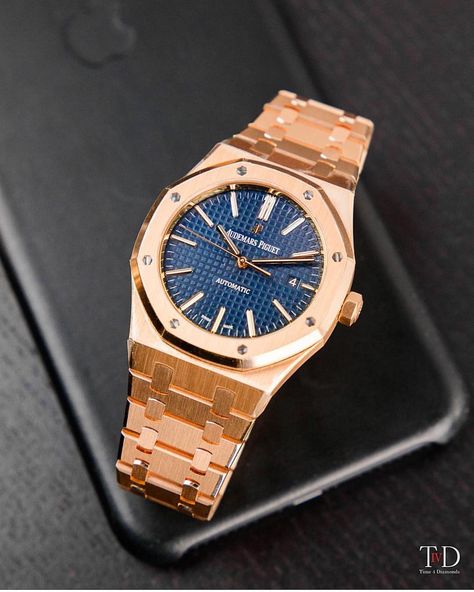 Daily Watch ⌚️ on Instagram: “The 41mm Audemars Piguet Royal Oak in Rose Gold with Blue Dial 🔥 Photo by @time4diamonds” Audemars Piguet Rose Gold, Audemars Piguet Diver, Audemars Piguet Gold, Audemars Piguet Royal Oak Offshore, Audemars Piguet Watches, Classy Watch, Swiss Army Watches, Luxury Watch Brands, Mens Fashion Classic