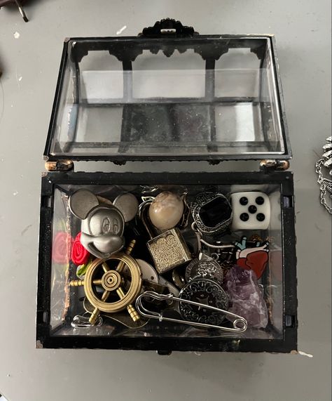 #trinkets #darkacademia #crow #vintage #treasures Curiosity Box, Super Cool Stuff, English Projects, Object Photography, Goblin Core, Vintage Junk, Tiny Treasures, Gremlins, Trinket Tray