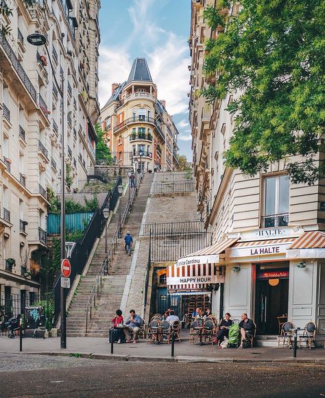 Montmartre Paris Locations, Vintage France, Beautiful Paris, Montmartre Paris, Paris Aesthetic, Paris City, An Apartment, Paris Travel, Travel Inspo