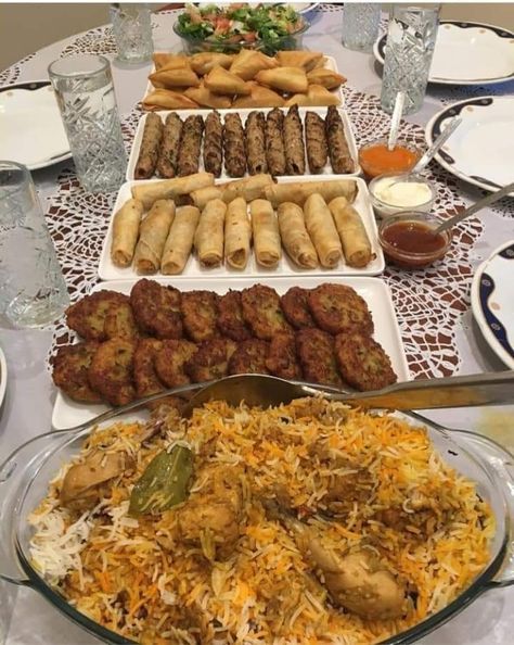 Eid Meals, Pakistan Food, Food Set Up, Iftar Party, Eid Food, Bengali Food, Food Infographic, Catering Ideas Food, Easy Food Art