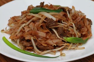 Beef Chow Fun-Stir-Fried Wide Rice Noodle with Beef-Banh Pho Xao Kieu Quang Dong | Vietnamese Soul Food Pho Noodles Recipe, Wide Rice Noodles, Chow Fun, Noodles Stir Fry, Pho Noodles, Vietnamese Pho, Garlic Noodles, Chinese Cooking Recipes, Vietnam Food