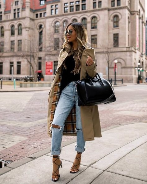 How to Wear Non-Skinny Jeans Burberry Outfits, Burberry Trenchcoat, Spring Trench Coat, Womens Distressed Jeans, Mia Mia Mine, Outfit Grunge, Mia Mia, Trench Coat Outfit, Burberry Coat