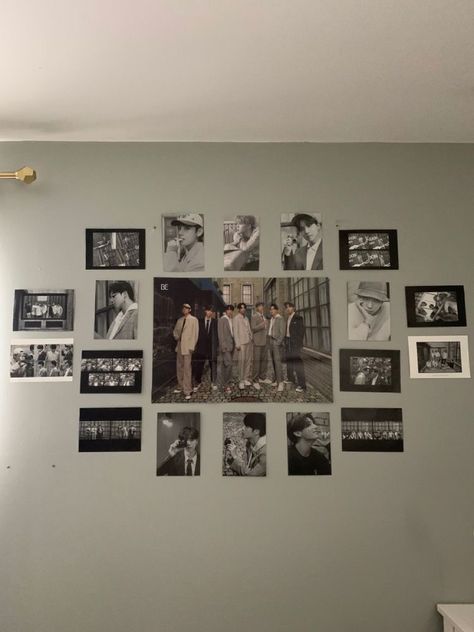 Poster Wall Bedroom Kpop, Posters Ideas For Bedroom, Bts Poster Room Decor, Bts Bedroom Ideas, K Pop Poster Wall Ideas, Poster Set Up Ideas, Ideas Para Decorar Tu Pared, Diy Posters For Room, Paredes Aesthetic