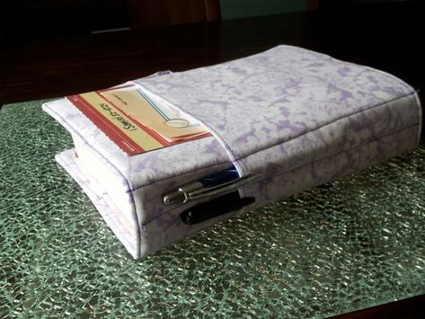 Sewing Tutorial: Create a Cover With Handles to Carry Your Bible or Other Study Books! @ Sewing Mamas Blog Diy Bible Covers With Pockets, Bible Cover Ideas Fabrics, Bible Covers With Pockets, Bible Cover Diy, Diy Bible Cover, Fabric Bible Cover, Diy Book Cover, Study Books, Bible Cases