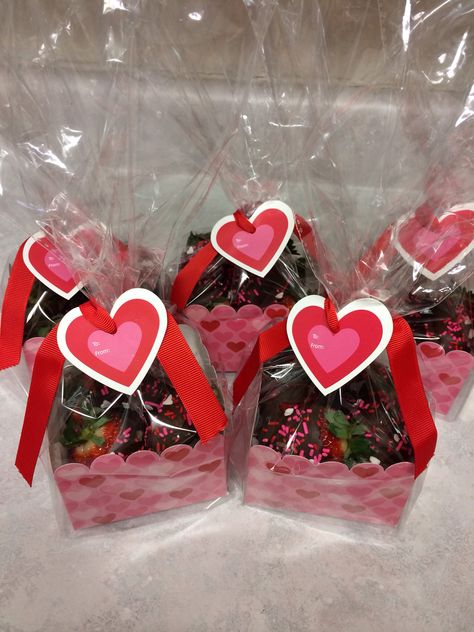 Canastas de caramelos para regalar en amor y amistad. #RegalosAmorYAmistad Valentines Day Treat Boxes To Sell, Valentines Treats To Sell, Valentines Day Treats To Sell, Lovers Day Gift, Valentine Chocolate Covered Strawberries, Strawberry Box, Valentine's Day Treats, Baking Skills, Valentines Day Baskets