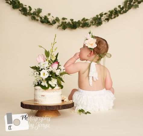 bohemian cake smash Bohemian Cake, Cake Smash Inspiration, First Birthday Photography, Boho Cake, Smash Cake Girl, Baby Cake Smash, 1st Birthday Photoshoot, 1st Birthday Cake Smash, Creation Photo