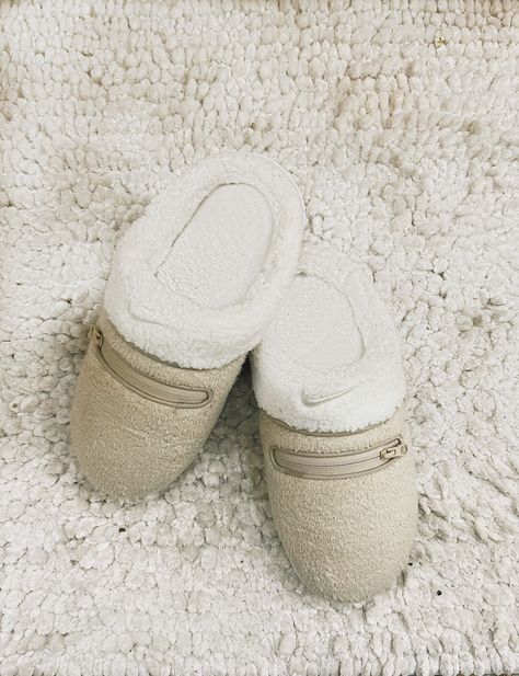 Nike Burrow Slippers, Nike Slippers Women, Nike Slippers, Loungewear Fashion, Comfortable Loungewear, Pinterest Seo, Jordan Sneakers, Slippers Cozy, Sporty Chic