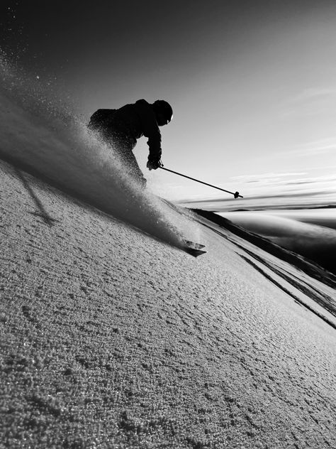 Ski Aesthetic Dark, Skiing Black And White, Ski Wallpaper Aesthetic, Ski Black And White, Mountain Skiing Aesthetic, Black And White Mountain Photography, Ski Astetic, Skiing Aesthetic Wallpaper, Snowboard Photography