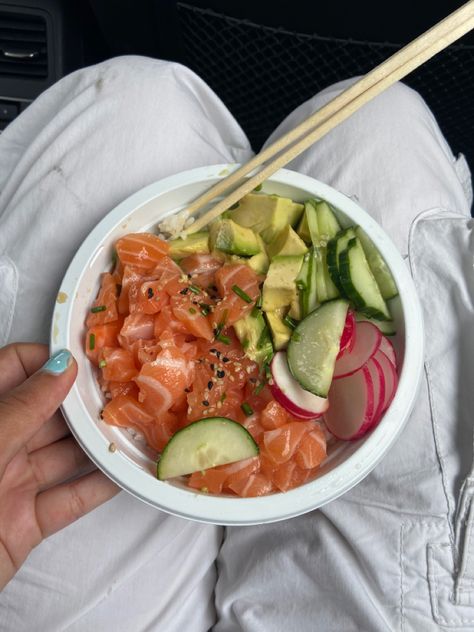 Salmon Bowl Sushi, Sushi Bowl Aesthetic, Sushi Poke Bowl, Poke Aesthetic, Poke Bowl Aesthetic, Sushi Bowls, Healthy Dieting, Poke Bowls, Salmon Bowl