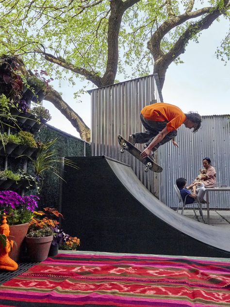 Halfpipe Backyard, Backyard Halfpipe, Backyard Skatepark, Backyard Envy, Small Apartment Furniture, Mini Ramp, Skate Ramps, Skate Ramp, Skateboard Ramps