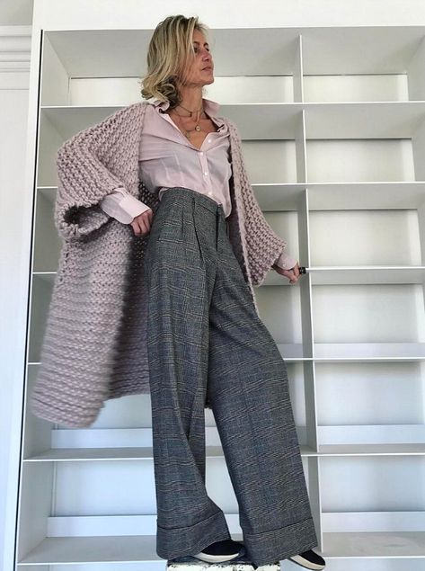 Grey wide leg pants and a chunky knit sweater. Grey Trousers Outfit Women, Patrizia Casarini, Fall Outfits For Women Over 50, European Closet, Wide Leg Trousers Outfit, Grey Pants Outfit, Pinky Beige, Stile Casual Chic, Wide Leg Pants Outfit