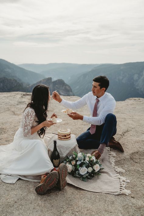 Couple Eating Cake During Elopement at Glacier Point in Yosemite National Park Elopement Set Up, Elopment Cake Ideas, Elopement Ideas Winter, Couples Elopement Photoshoot, Elopement Details Photography, Wedding Cake Elopement, Elopement Aesthetic City, Elopement Cake Photos, Elopement Cake Ideas