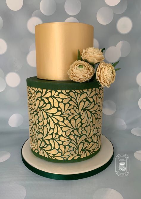 Champagne Cake Design, 70th Birthday Cake For Women, Minimal Wedding Cake, Flower Ranunculus, Golden Wedding Anniversary Cake, Sugar Decorations For Cakes, Green Birthday Cakes, 2 Tier Wedding Cakes, Green Wedding Cake