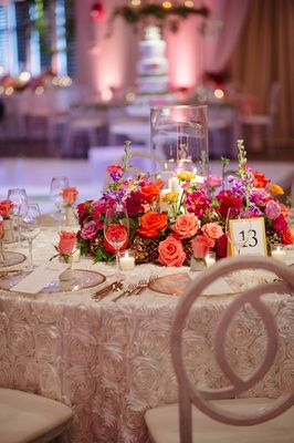 Round Table Centerpiece, Round Wedding Tables, Wildflower Wedding Theme, Mexican Themed Weddings, Hacienda Wedding, Round Table Decor, Inside Weddings, Boda Mexicana, Wedding Inside