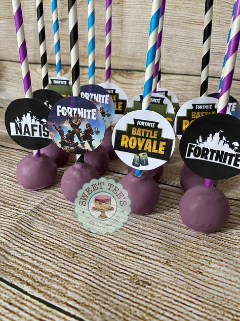 Cake Pops Fortnite, Fortnite Cake Pops, Fortnite Dessert Table, Fortnite Cakepops, Fortnite Rice Krispy Treats, Fortnite Donut Ideas, Fortnite Birthday Party Ideas Diy Food, Fort Night, Themed Cake Pops