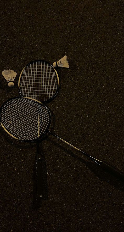 #badminton #dark #sport #friends Badminton Asthetic Pics, Badminton Racket Aesthetic, Badminton Wallpaper, Badminton Aesthetic, Badminton Pictures, Badminton Photos, Sports Badminton, Fb Profile Photo, Badminton Sport