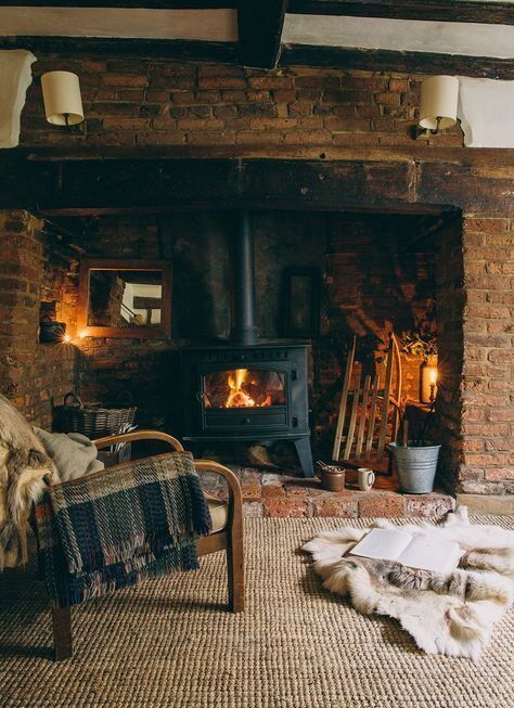 3 maisons au style cottage anglais qu’on adore ! - Maisons de Campagne Salons Cottage, Cottage Fireplace, Tudor Cottage, Cabin Living Room, Casa Country, Vintage Farmhouse Decor, Cabin Living, Style Cottage, Casa Container