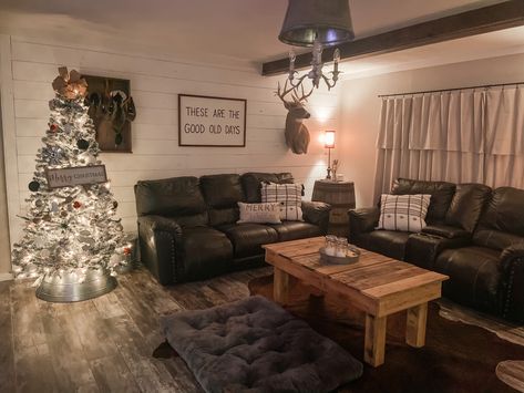 Cute Country Living Room Ideas, Small Living Room Dark Couch, Rustic Cozy Living Rooms, Couch And Recliner Layout, Comfy Cozy Living Room, Cozy Rustic Living Room, Tall Ceiling Living Room, Country Living Room Ideas, Bp House