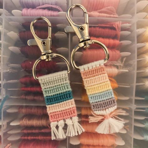 Keychain With Embroidery Floss, Diy Thread Keychain, Thread Keychain Pattern, Bracelet Patterns Keychain, Keychain Bracelet Pattern, String Keychain Patterns, Friendship Bracelet Keychain Pattern, Embroidery Thread Keychain, Friendship Bracelet Keychain