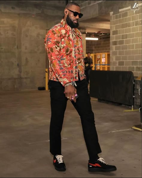 Lebron James Style, Men Graduation Outfit, Men Streetwear Fashion, Khakis Outfit, Kanye West Style, Gentlemen Wear, Nba Outfit, Nba Fashion, Hype Clothing