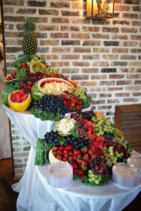 Fruit On Ice Display, Fruit Cascade Display, Fruit Display For Wedding, Fruit And Veggie Table Display, Fruit Tower Display, Cascading Fruit Display, Quinceanera Fruit Table Ideas, Fruit Display Ideas Wedding, Fruit Buffet Ideas Display