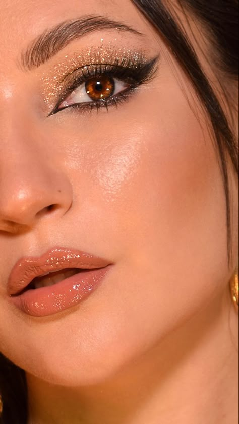 Golden glitter hooded eyes makeup Gold Makeup For Hooded Eyes, Gold Eyeshadow Hooded Eyes, Champagne Gold Makeup, Prom Makeup Yellow Dress, Gold Wedding Makeup Brides, Golden Eye Makeup Look, Yellow Prom Makeup, Golden Makeup Look Glam, Gold Prom Makeup Looks