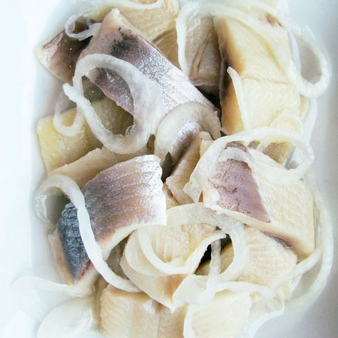 Pickled Herring Recipe, Pickled Fish Recipe, Herring Recipes, Pickled Herring, Danish Cuisine, Lithuanian Recipes, Jewish Cuisine, Pickling Spice, Norwegian Food