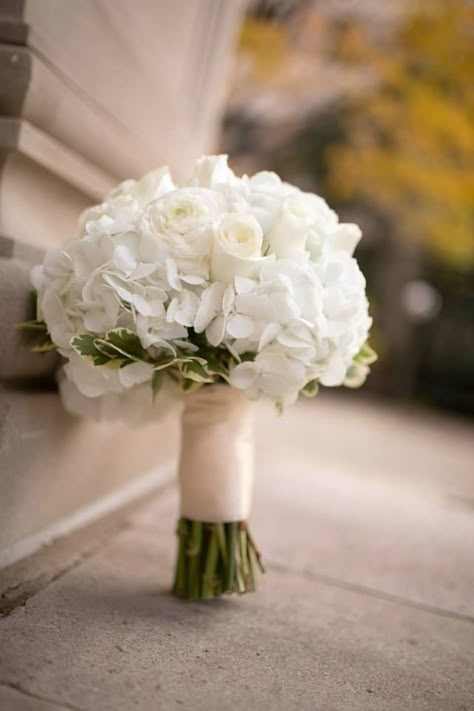 Traditional Wedding Flowers, Simple Wedding Bouquet Ideas, Traditional Wedding Bouquet, White Bridal Bouquet Hydrangea, Bouquet Pictures, White Hydrangea Bouquet, White Flower Centerpieces, Ranunculus Wedding, Hydrangea White