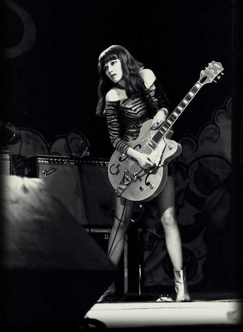 POISON IVY OF THE CRAMPS: UNCROWNED QUEEN OF ROCK ‘N’ ROLL Cheers Wine, Beer Drinks, Dark Wave, Photo Star, Drink Alcohol, Wine Party, The Cramps, Elvis Costello, Women Of Rock