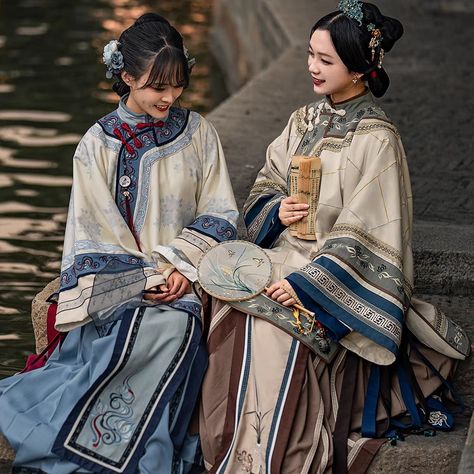 Liyue Genshin Oc, Qing Dynasty Hanfu, Qing Dynasty Clothing Woman, Korean Reference, Hanfu Modern, Qing Dynasty Fashion, Hanfu Clothing, Qing Dynasty Clothing, Dynasty Clothing