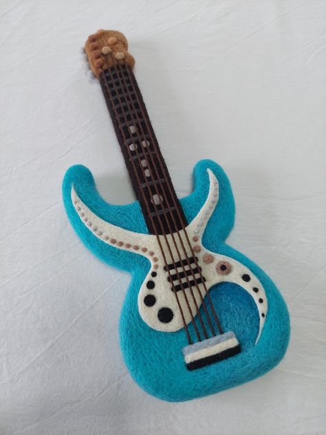 #babyprops #needlefelted #guitar Felt Guitar, Wool Needle Felting, Baby Props, Felt Embroidery, Needle Felting Projects, Penny Rugs, Felting Tutorials, Felt Ornaments, Felting Projects