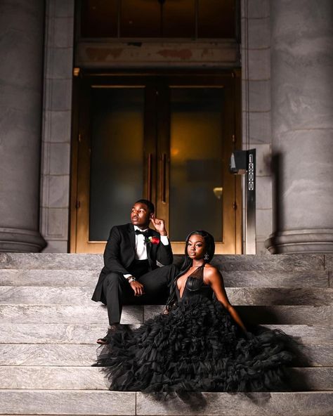 High School Prom Photoshoot, Prom Picture Location Ideas, Black Prom Photoshoot, Prom Pictures On Stairs, Prom Poses On Stairs, Prom Photoshoot Black Couple, Matric Dance Pictures, Black Prom Pictures, Prom Photo Shoot Ideas