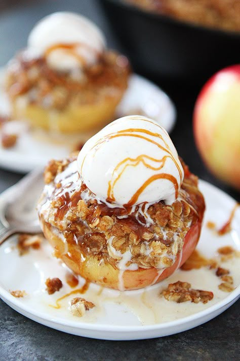 Cinnamon Streusel Baked Apples Baked Apple Topping, Baked Apple Crisp, Easy Baked Apples, Jenny Cookies, Apple Crumble Recipe, Cinnamon Streusel, Apple Dessert, Crumble Recipe, Baked Apple